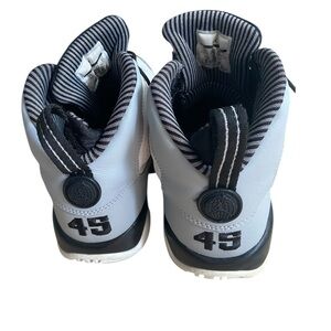 Young Stylish Gray Sneakers Air Jordan